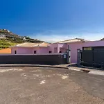 Views Pool And Barbecue Canhas