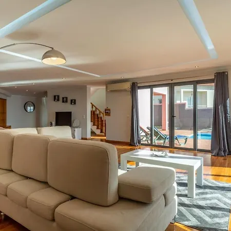 Views Pool And Barbecue Apartment Canhas