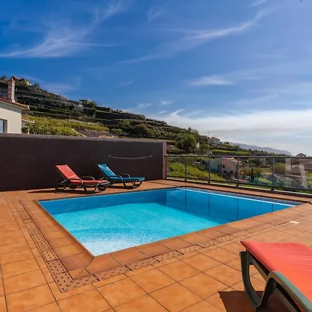 Views Pool And Barbecue Canhas