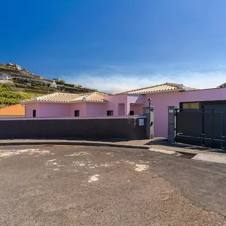 Views Pool And Barbecue * Canhas